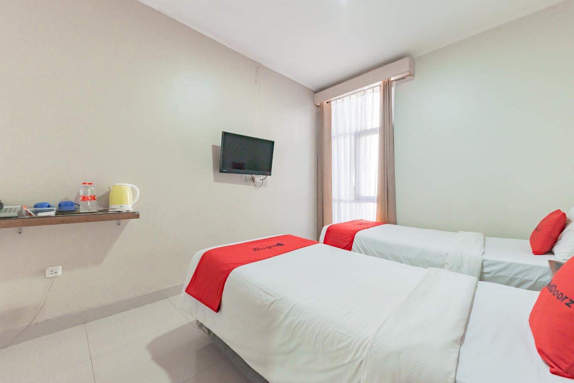 מלון Reddoorz Near Pasar Baru בנדונג מראה חיצוני תמונה
